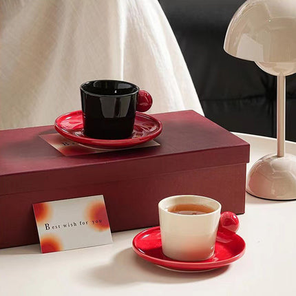Luxe Theeset met Theepot en 4 Kopjes – Modern Keramiek met Rood Accent, Inclusief Geschenkdoos